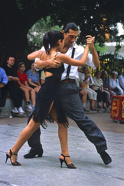 Tango dancers performing in Plaza Dorrego
